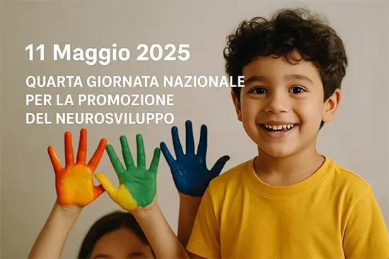 Bambino sorridente con t-shirt gialla accanto a mani colorate in rosso, verde, giallo e blu: simbolo di inclusione e sviluppo neurodivergente